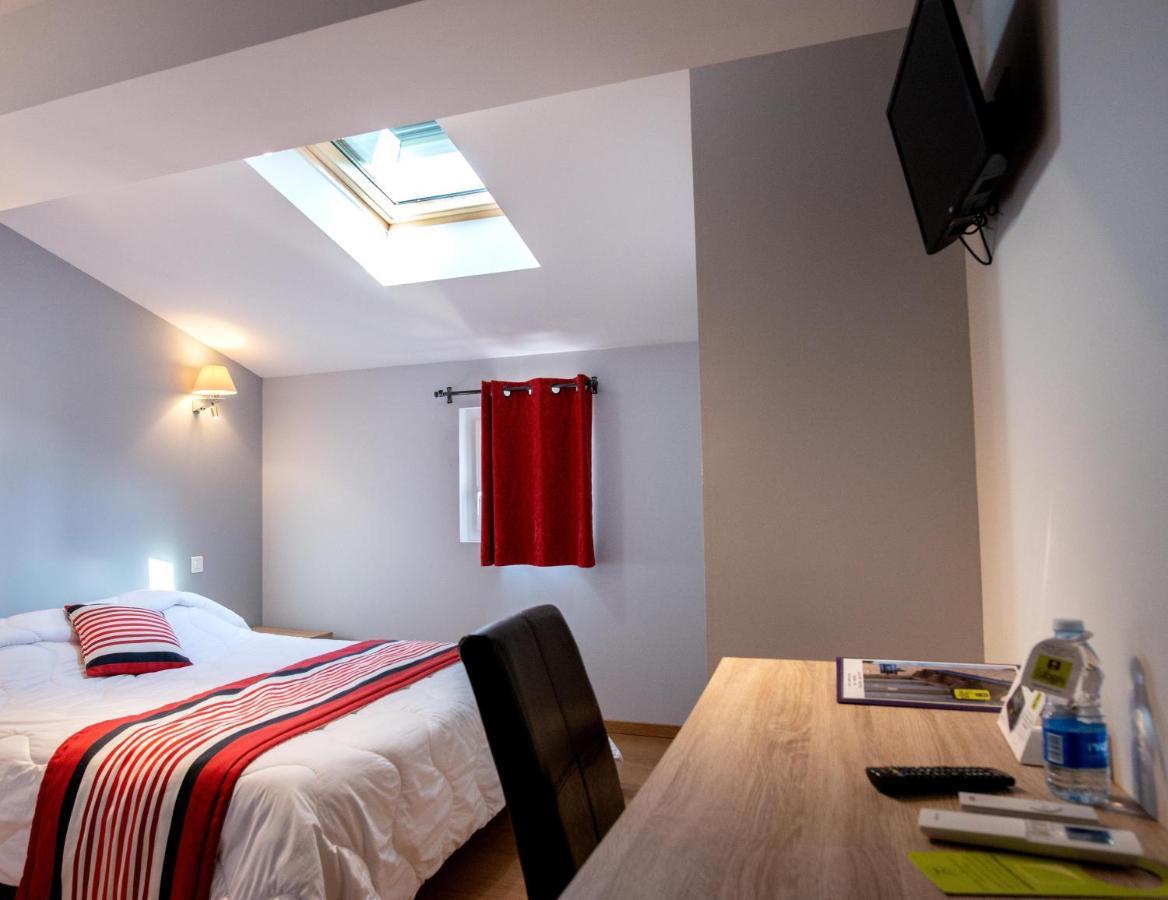 Logis Hotel De La Tour Либорн Екстериор снимка