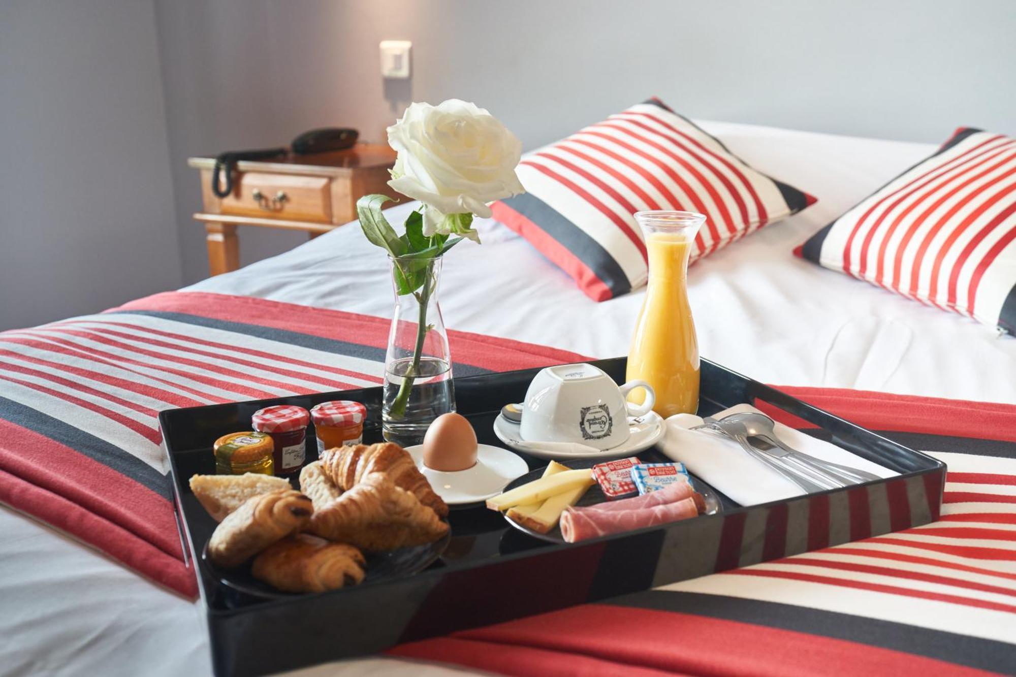 Logis Hotel De La Tour Либорн Екстериор снимка