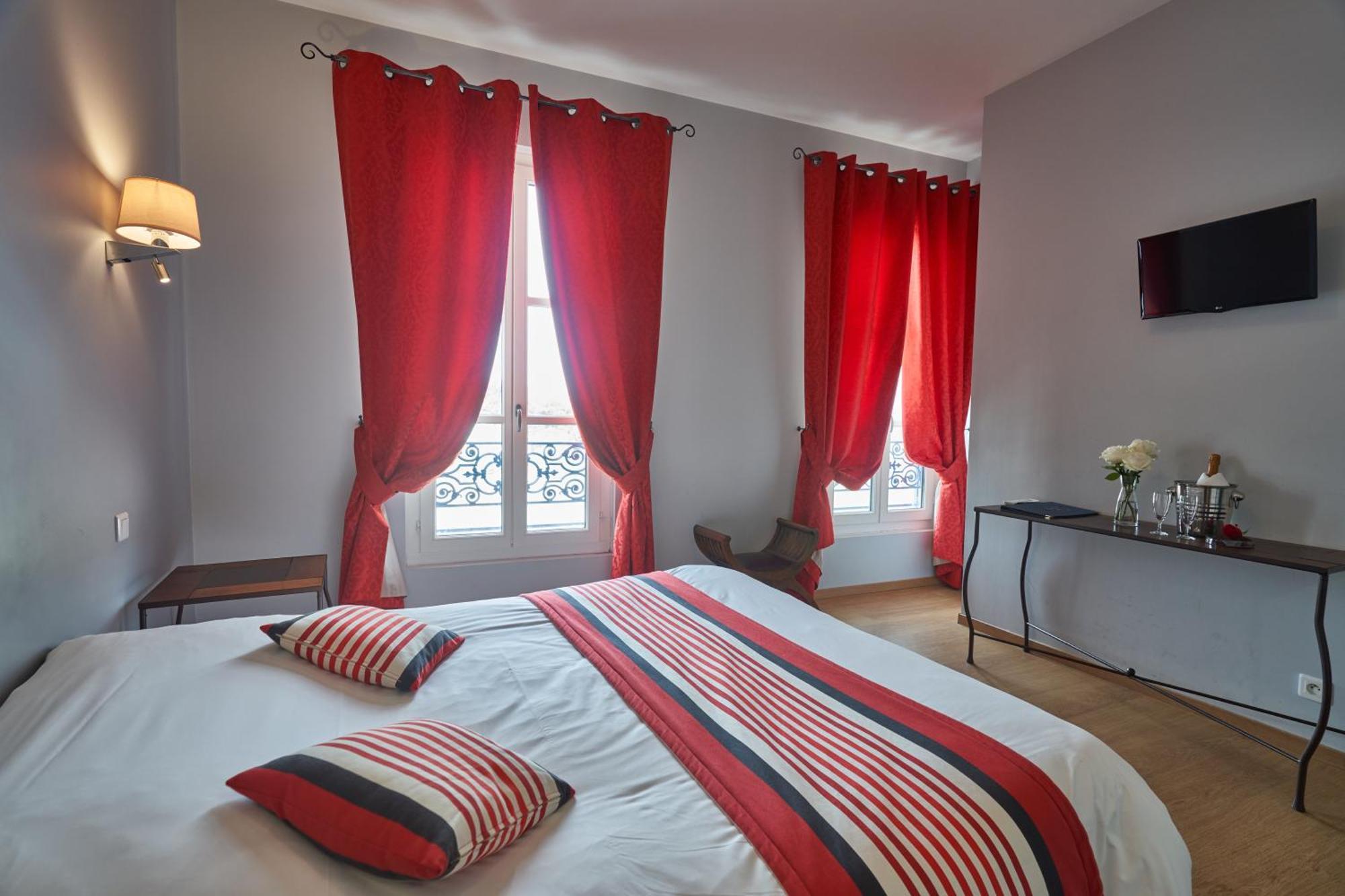 Logis Hotel De La Tour Либорн Екстериор снимка