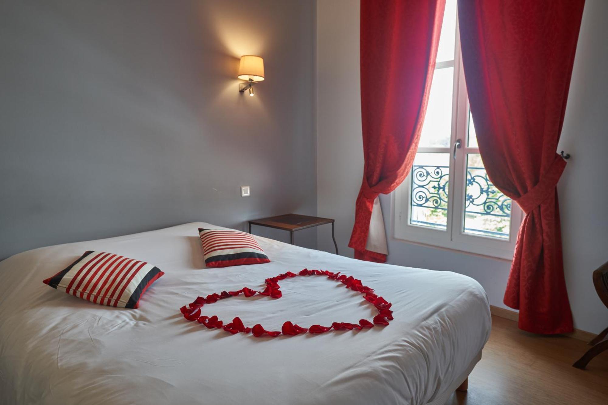 Logis Hotel De La Tour Либорн Екстериор снимка