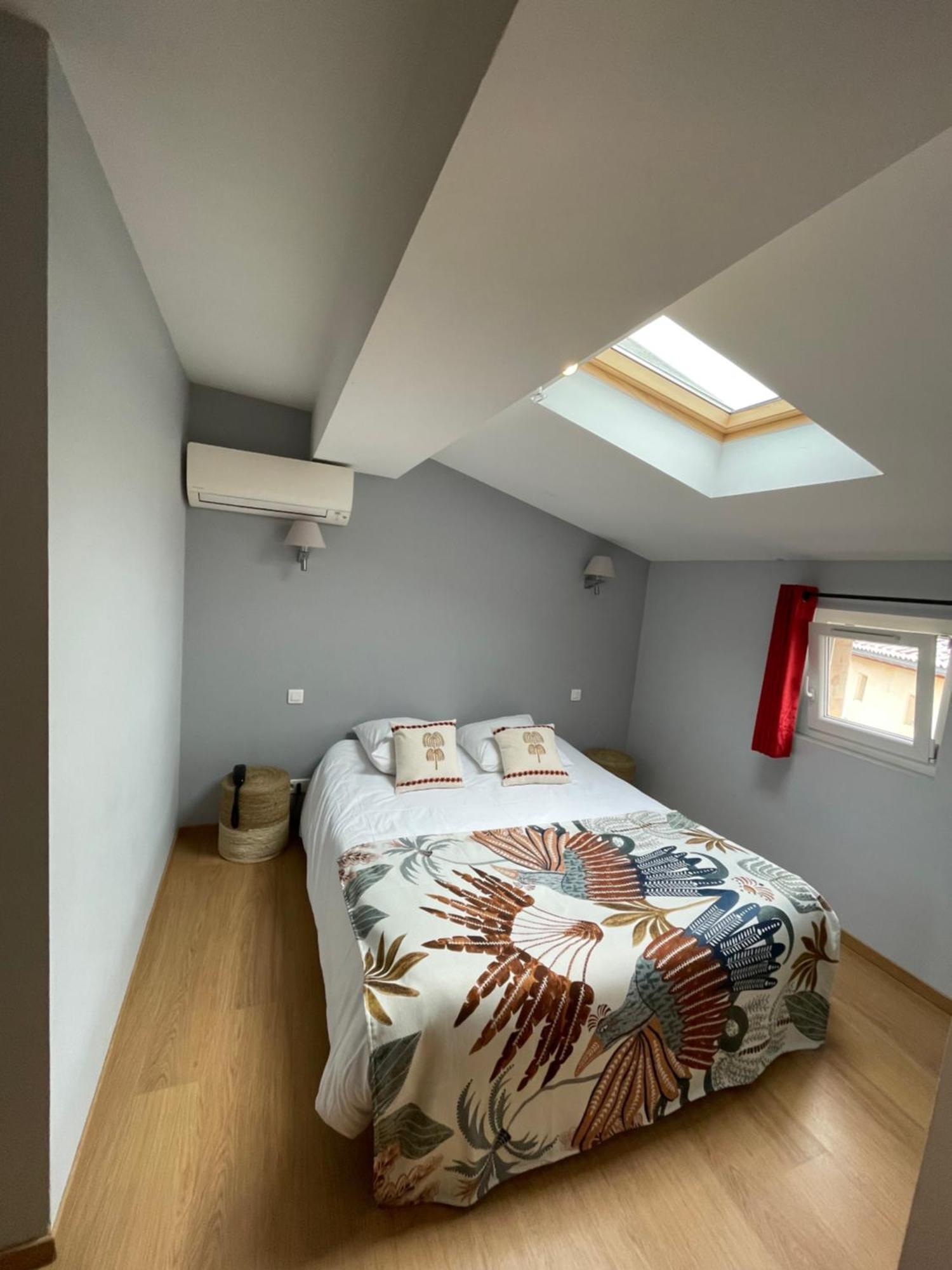 Logis Hotel De La Tour Либорн Екстериор снимка