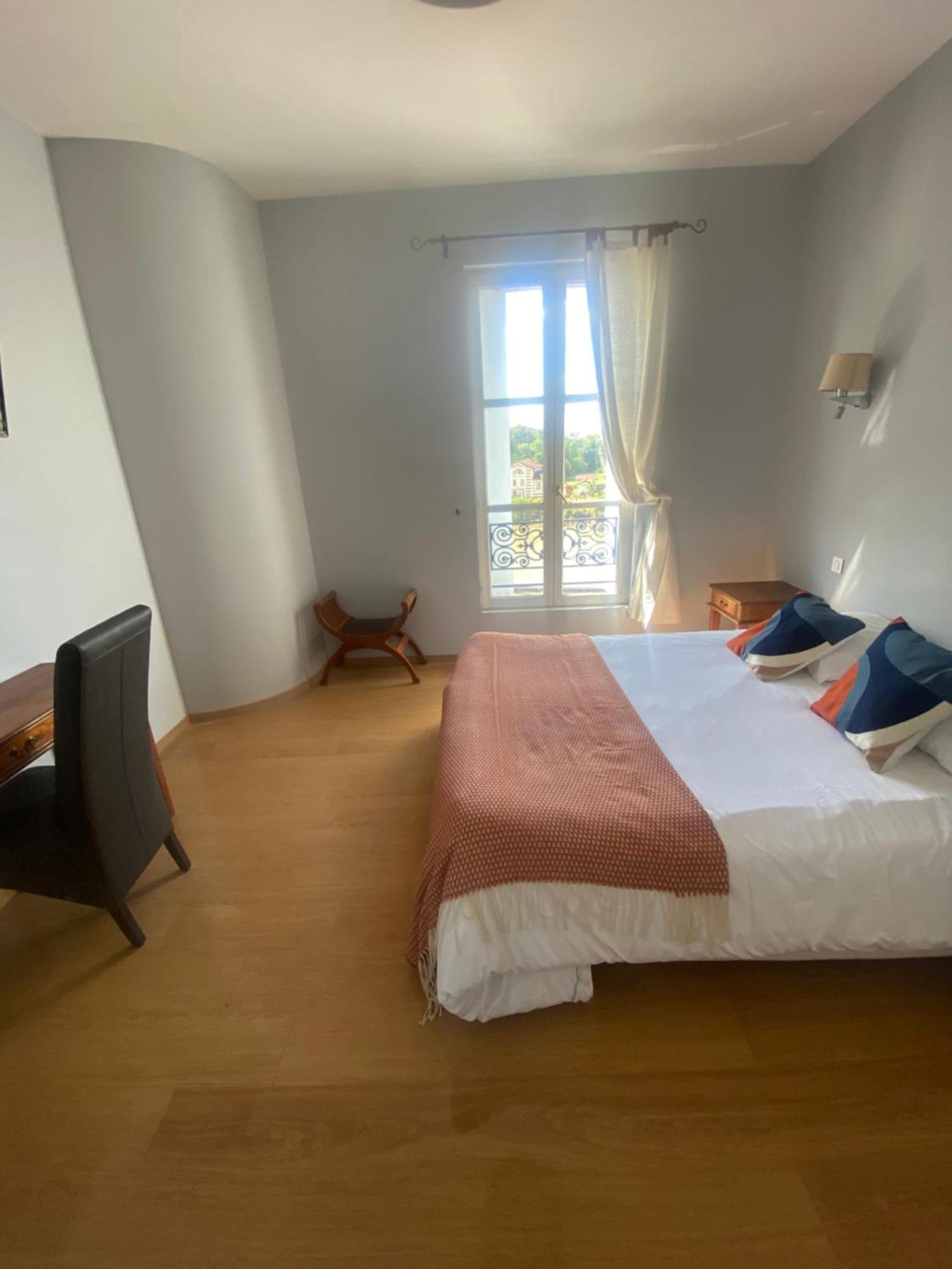Logis Hotel De La Tour Либорн Екстериор снимка