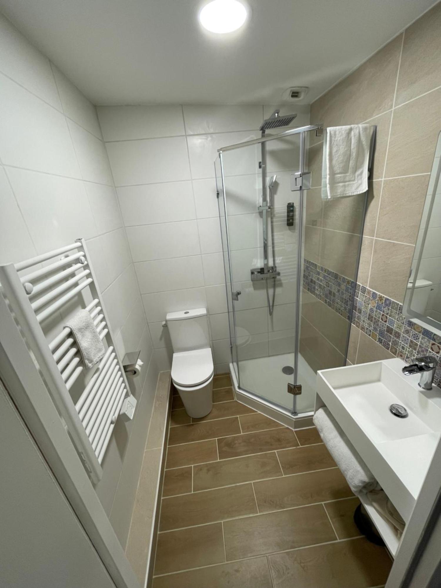 Logis Hotel De La Tour Либорн Екстериор снимка