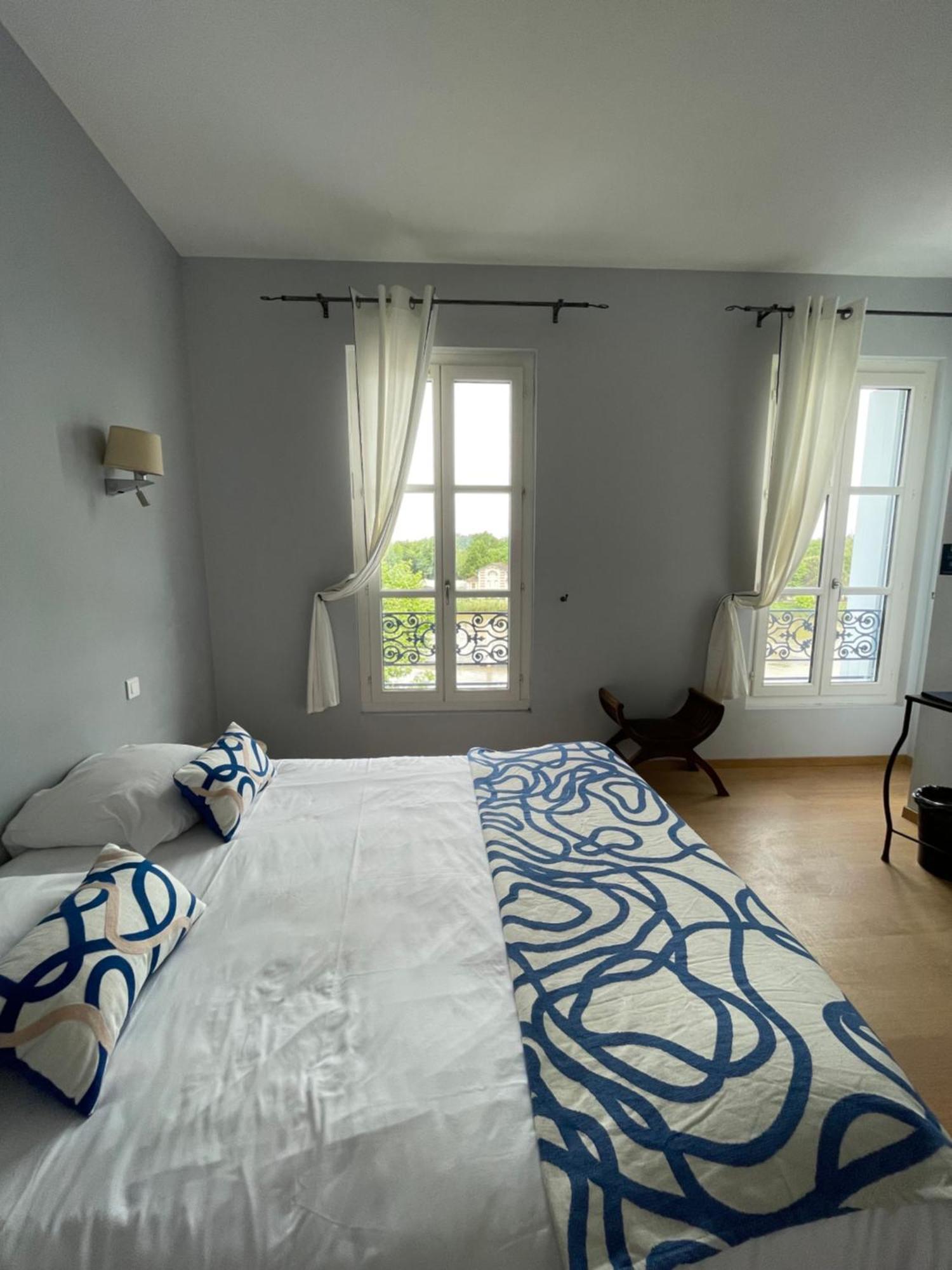 Logis Hotel De La Tour Либорн Екстериор снимка