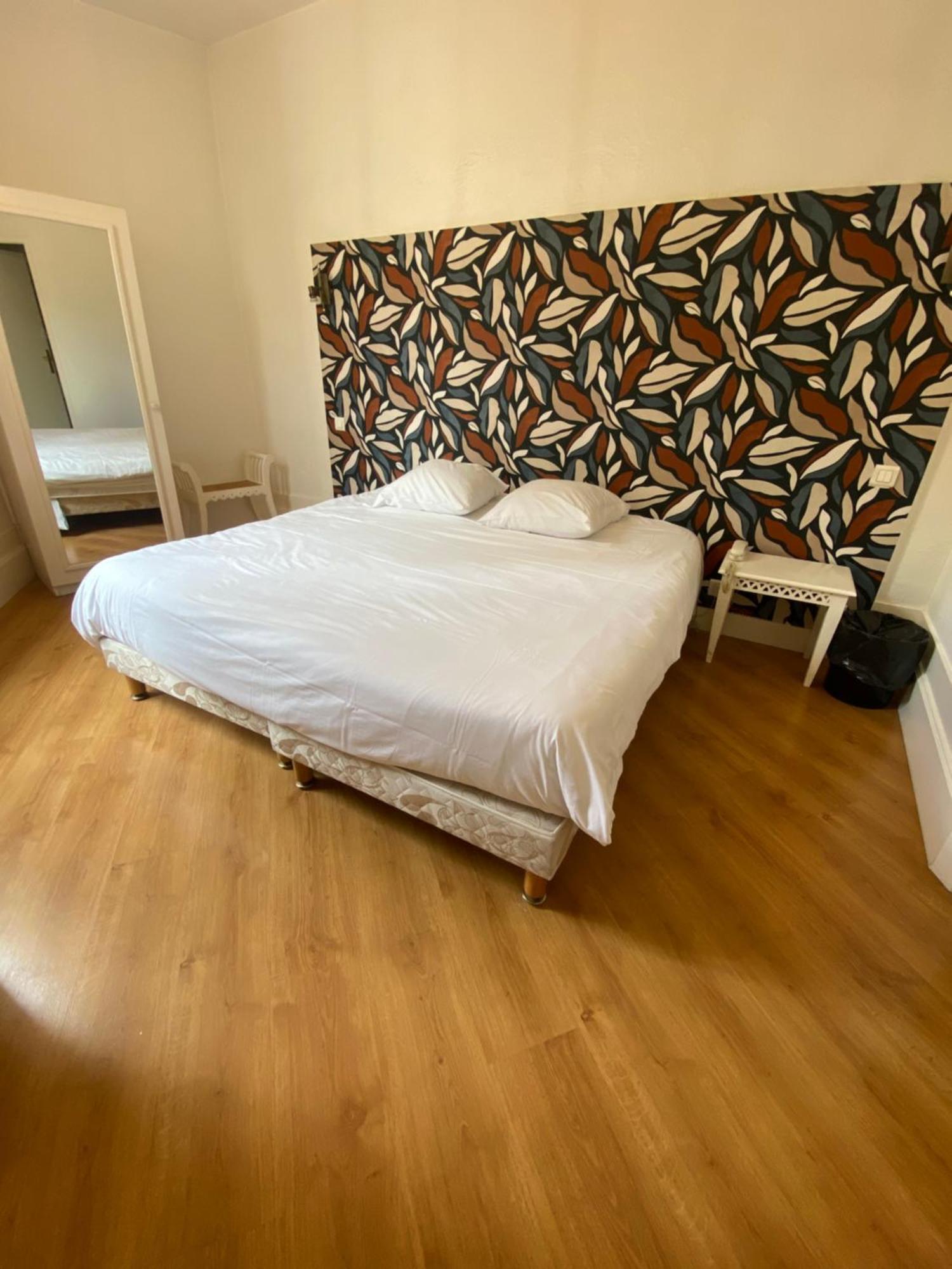 Logis Hotel De La Tour Либорн Екстериор снимка