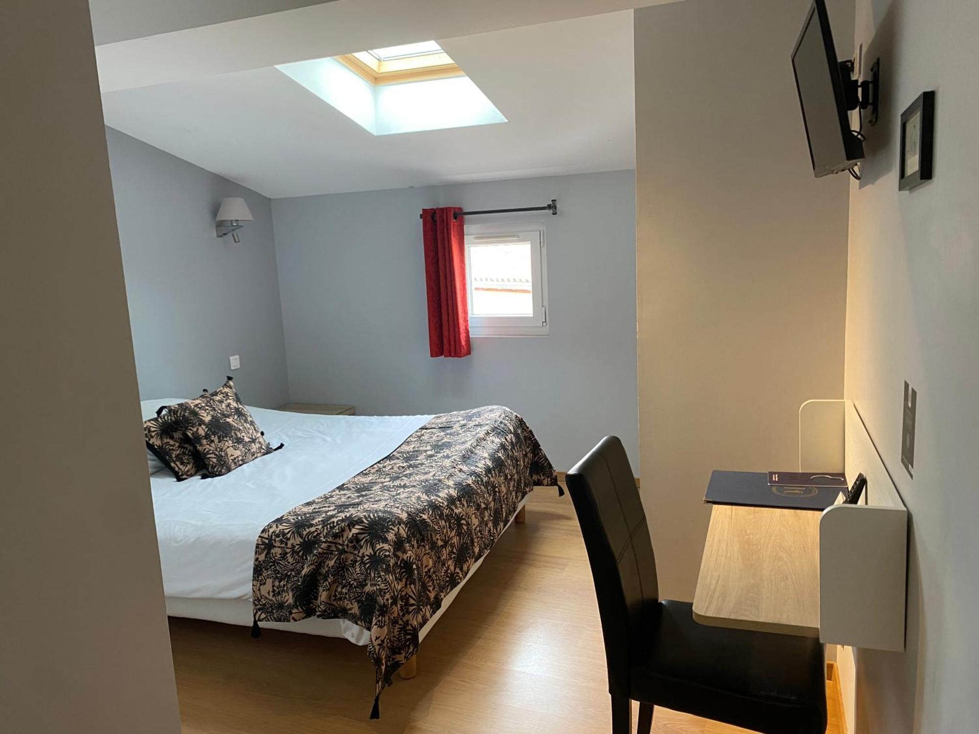 Logis Hotel De La Tour Либорн Екстериор снимка